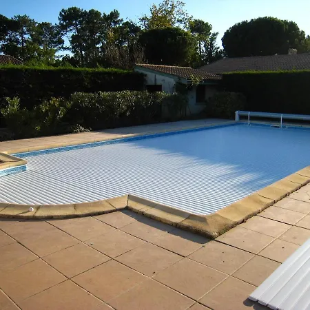 Standing Cap-ferret Villa