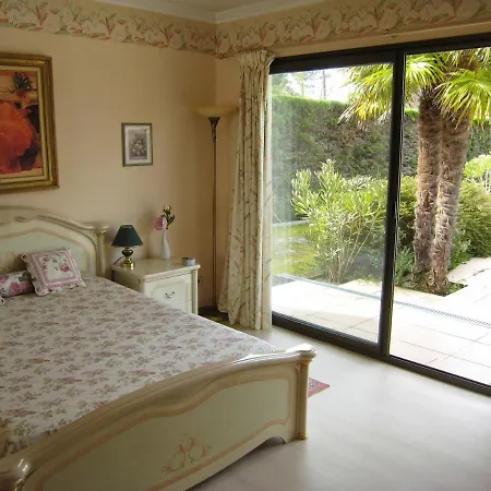 Standing Cap-ferret Villa *